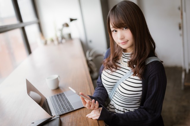 じっと見つめてくるのは脈あり？目線から読み取る女性心理学